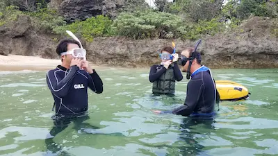 Teaching people how to snorkel safely